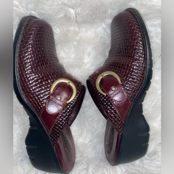 Women's Clarks Artisan Mules Clogs Shoes Size 8 Burgundy Woven Buckle - Picture 8 of 11